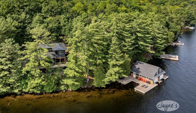 5 bed 4 bath cottage on Lake Rosseau