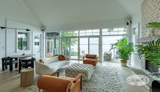 5 bed 4 bath Lakehouse on Lake Simcoe! Hot Tub!