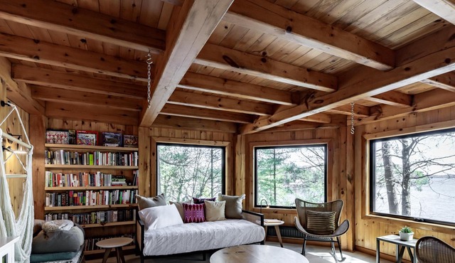 5 bed 5 bath cottage on Lake Rosseau includes Boathouse w/living quarters