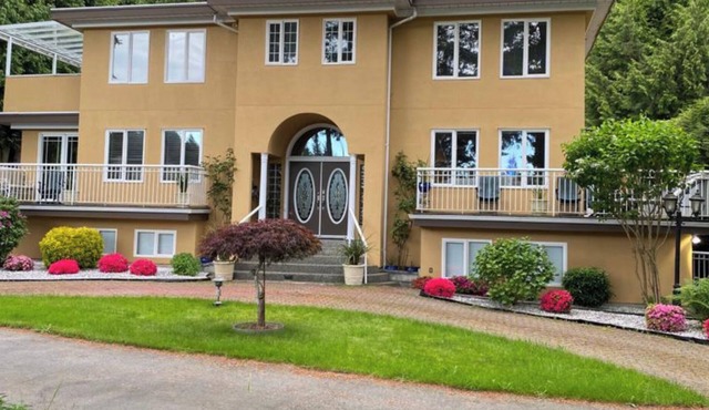5 bedroom, 4 Bathroom home in West Vancouver perfect for FIFA & large groups.