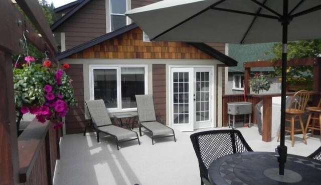 5 Bedroom Character House - Downtown Kimberley w/2 private decks and hot tub