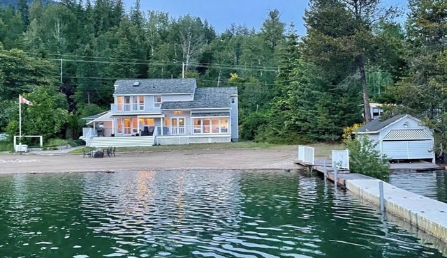 5 Bedroom Lakefront Home w/Sauna & Office - 40 minutes to Whitewater