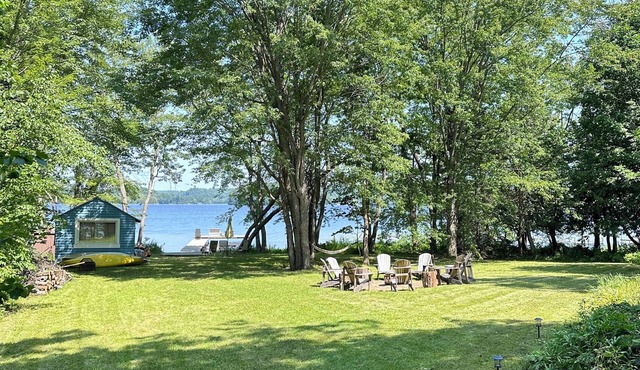 5 bedroom waterfront cottage. Billiard, kayaks, pedal boats, fishing, swimming