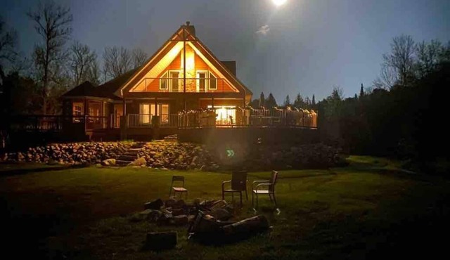5 Bedroom Waterfront Lake House