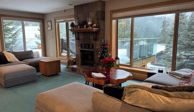 5 BR & 2.5 BA: Ski In/Ski Out With Spectacular Mountain Views