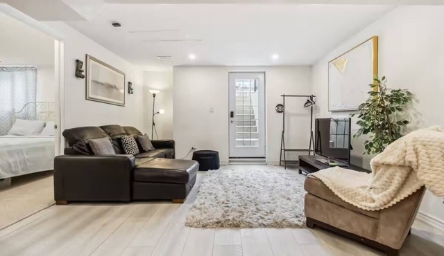 5 minutes from Ridgeway Plaza! Bright Basement retreat in Mississauga
