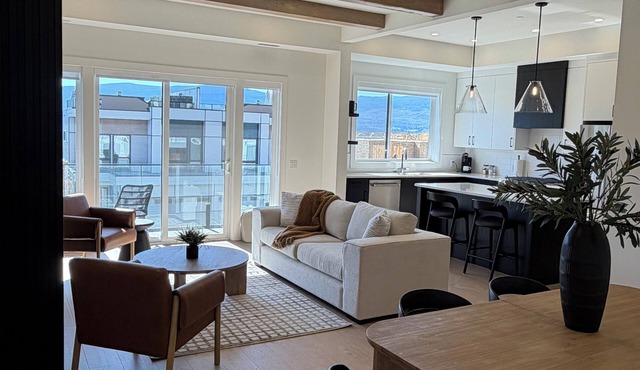 5 minutes to downtown Kelowna! Roof top patio with views of Okanagan Lake.