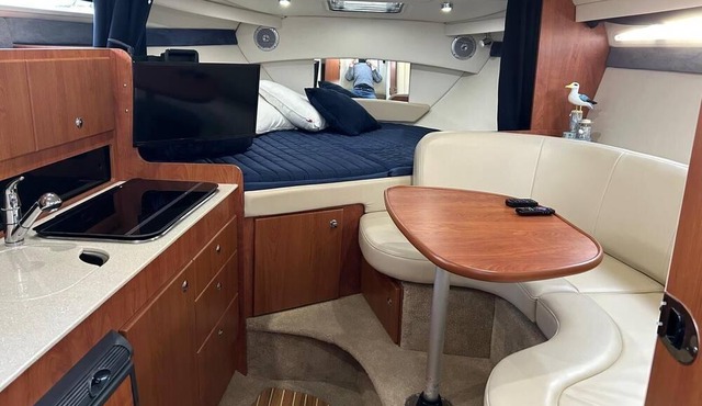 5 minutes to YVR, 30 minutes to downtown. Stay cozy on a boat!