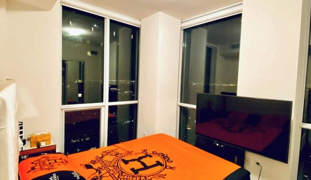 50th Floor Luxury Yorkville Condo w Free Parking