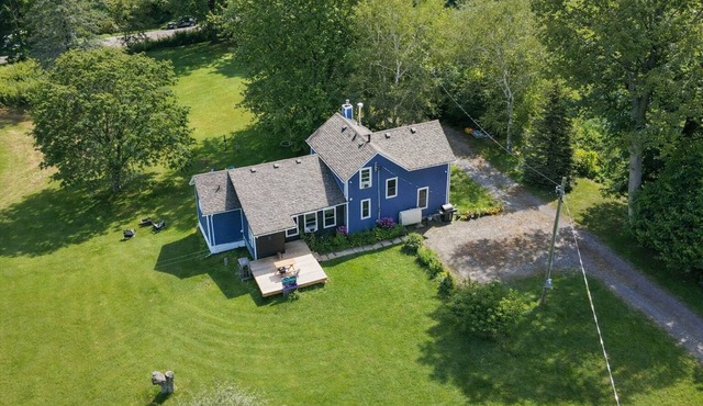 51 Acre Summer Farmhouse-Hottub, Stargazing, BBQ-Sleeps upto 8