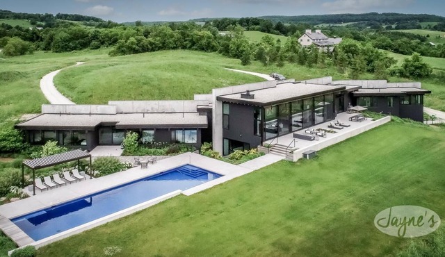 5bdrm 7bath modern oasis in Creemore! Pool! Hot Tub! Sauna! Podcast Media Rm!