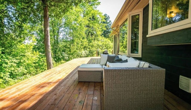 5BR Riverfront Retreat w/Firetable, BBQ, and Deck