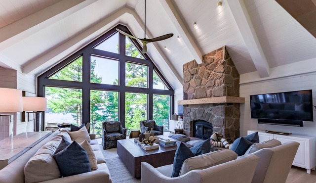 6 bdrm, 5 bath Luxury Cottage, Boathouse, Lake Muskoka, All day sun!