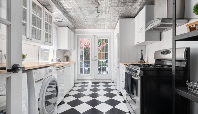 6 Bdrm + 5 Bthrm Heritage Home - Ideal for Students and Young Professionals