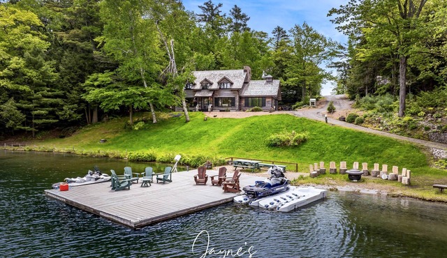 6 bed 3 bath cottage on Lake Joseph - sandy beach with all-day-sun!