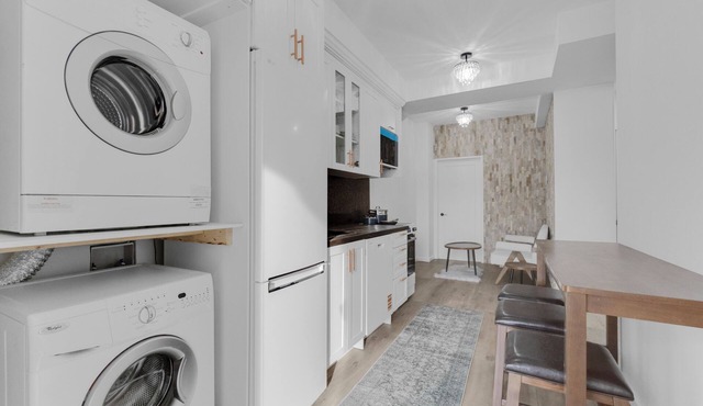 6 person luxurious home close to major city attraction Newly & freshly renovated