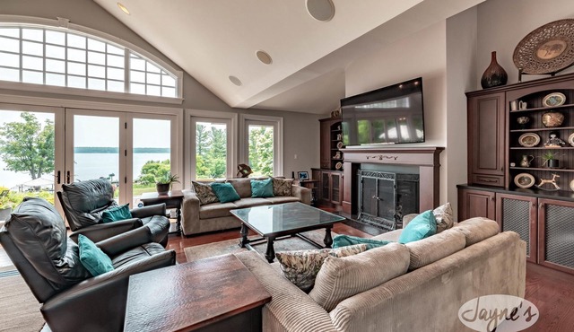 7 bed 8 bath cottage on Lake Simcoe, 730' Frontage, South Exposure!