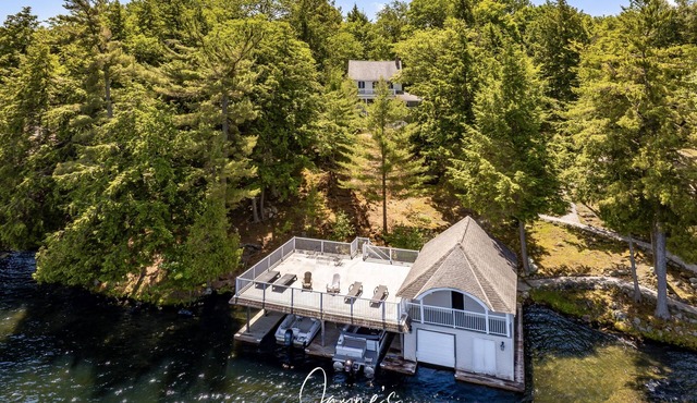 7 bed 4 bath cottage with 300ft waterfront on Lake Rosseau