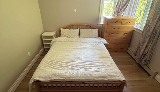 8 min to metro, 5 min walk to bus, large queen bedroom on 2nd Floor