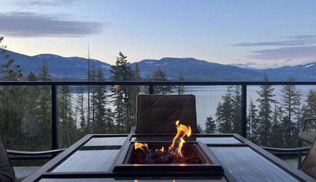 A Cozy And Modern Retreat On Shuswap Lake