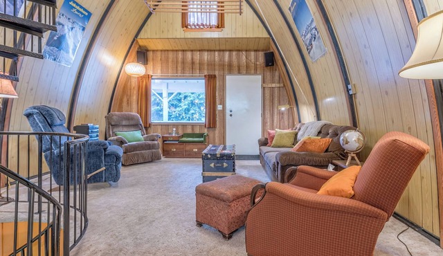A-Frame Cabin nestled in the trees - laundry, pet-friendly, close to village