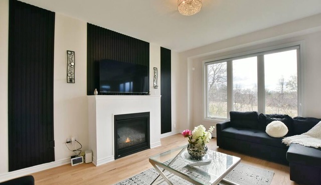 A Grand 3 Bed Room Detached Home in Collingwood for a Relaxed Stay.