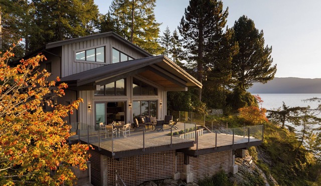 A serene waterfront perch! Panoramic sunsets, huge deck with cliff-hung hot tub
