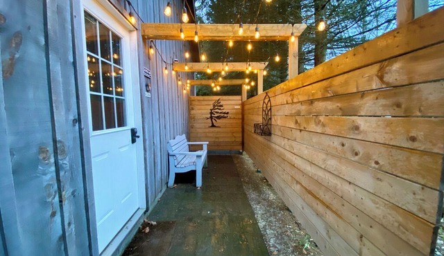 A short walk to the beach and downtown! Pet friendly, hiking, paddling, skiing!