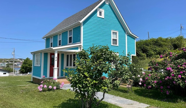 Above The Tickle Twillingate Vacation Home. Traditional Saltbox House est 1901