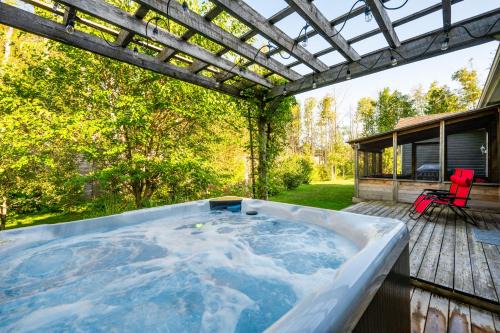 Ace Cottage HOT TUB AC Near beach