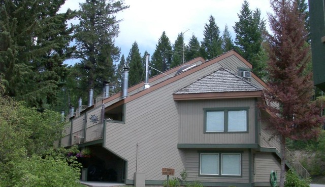 Akiskinook Sandy Beach Lakefront Resort! Tennis, Pickle, Basket Ball Courts, Indoor Pool, Hot Tub, Squash Court! Short Drive to Radium or Fairmont Hot Springs!