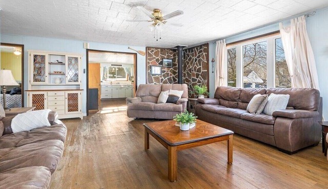 All season Lakefront cottage!
