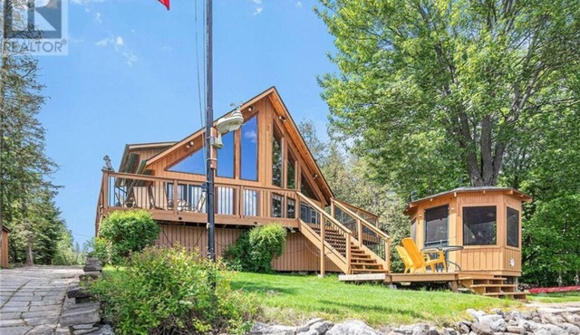 ALL Season Waterfront Cottage with WIFI, BBQ, Beach & Boat Ramp