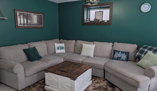 Almaguin Hideaway Retreat: Rustic and chic 1-bedroom house. Downtown South River
