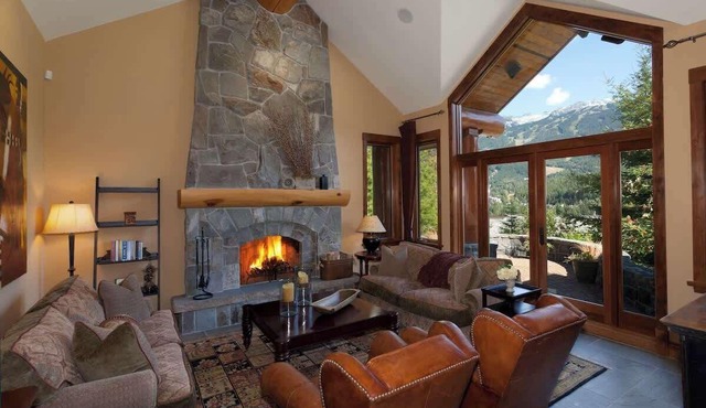 Alpine chalet w/hot tub & rooftop deck