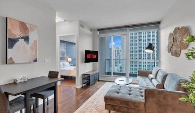 Amazing 2BR - Pool|Gym|Sauna|Hot Tub|Free Parking|CN Tower View