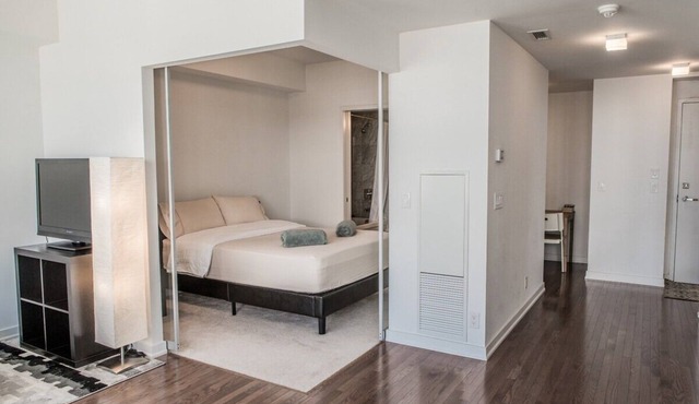 Amazing 65th floor downtown condo! +Free parking.