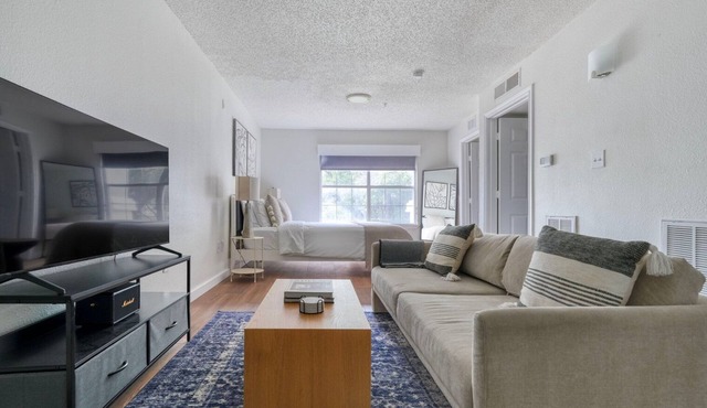 Amazing Gateway Studio w/Gym, Pool, nr Movies, by Blueground in Austin