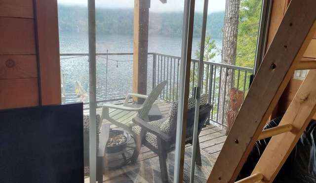 Amazing Lake Front Log Cabin on Sunny Sproat Lake