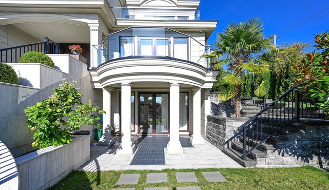 Ambleside Modern 2BDR Suite Ground level 2 bedrooms suite with separate entrance