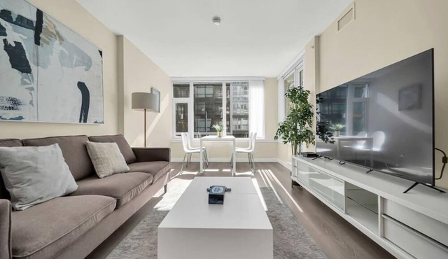 ARIES PALACE - LUXURY 2 BEDROOM SUITE w AC&Parking