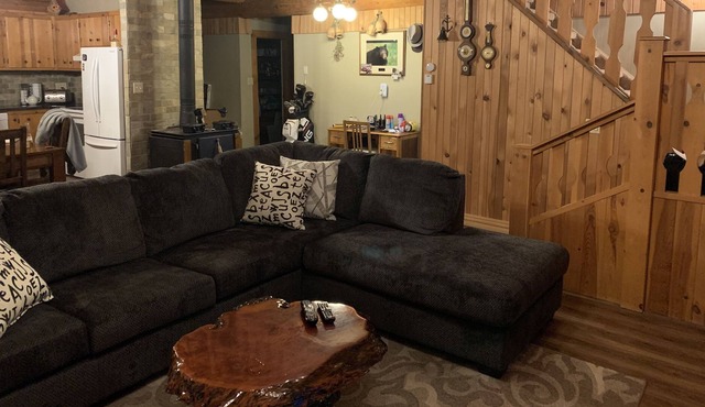 Arnie’s Beautiful Log Cabin Hideaway