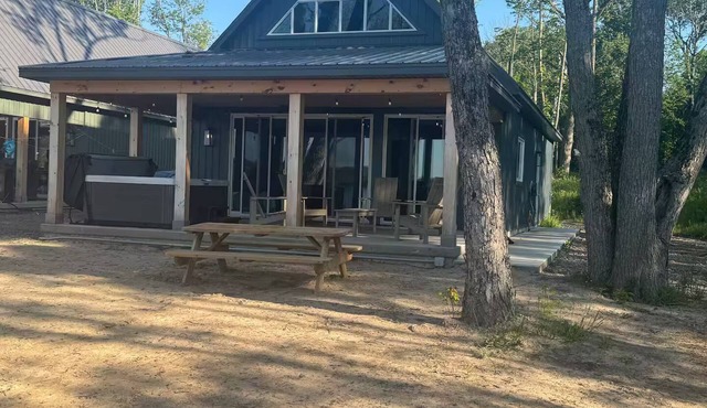 Athena Luxury Lakefront Cottage w/Hot Tub & Sauna