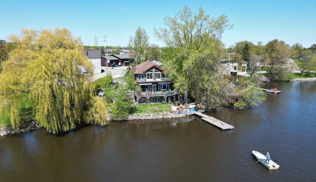 Au bord de l'eau Chalet near Montreal 15 min Airport