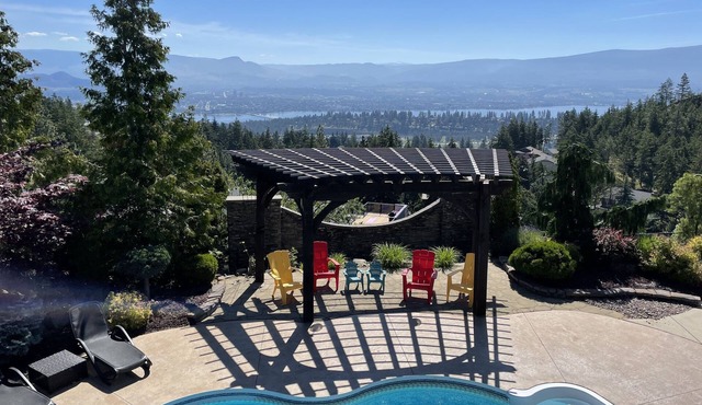 AUGUST CANCELLED- HEAVY DISCOUNT LUXERY WEST KELOWNA OASIS-POOL,HOT TUB-VIEW