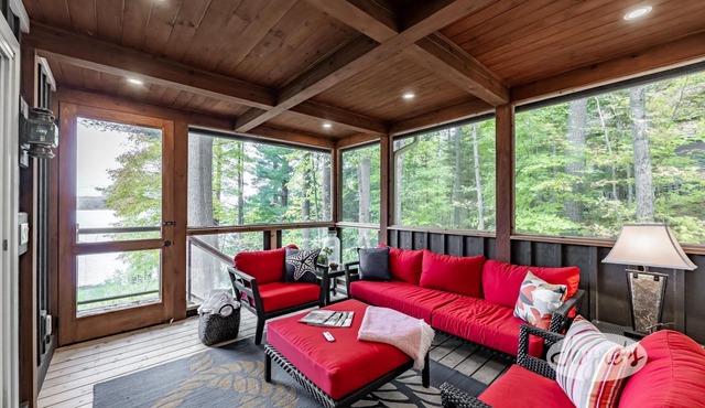 Award Winning View on Lake of Bays, 3 bdrm 3 bath 4 season cottage!