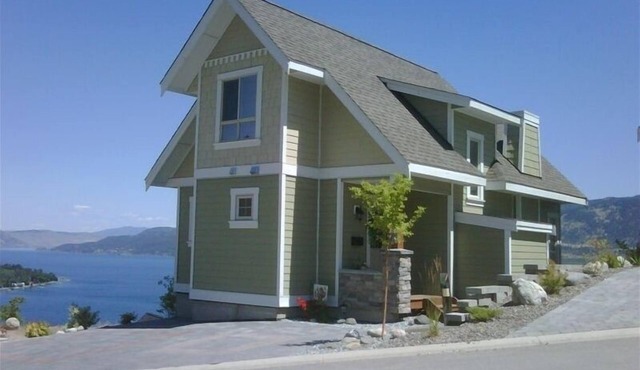 Awesome Lakeview inside/out, 5 min walk to main amenities park/store STR license
