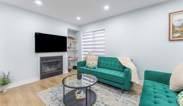 Awesome & Stylish 4BR House ~ Comfort ~ Milton