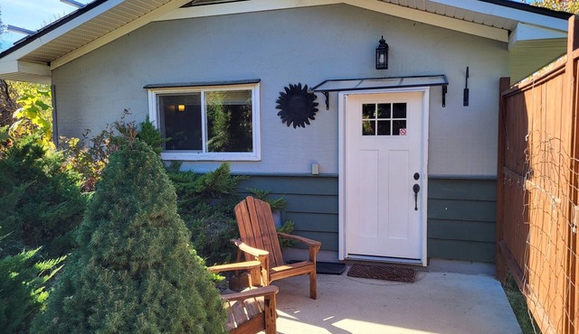 Backyard Guesthouse near Nelson w/Hot Tub