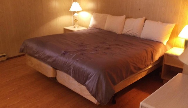 Bay Lake Inn (Frontiersman Motel)